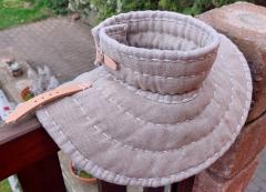 Nákrčník základní s řemením pro uchycení zbroje.